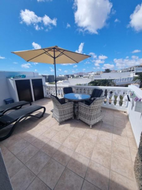 2 bedroom top floor Apartment close to beach